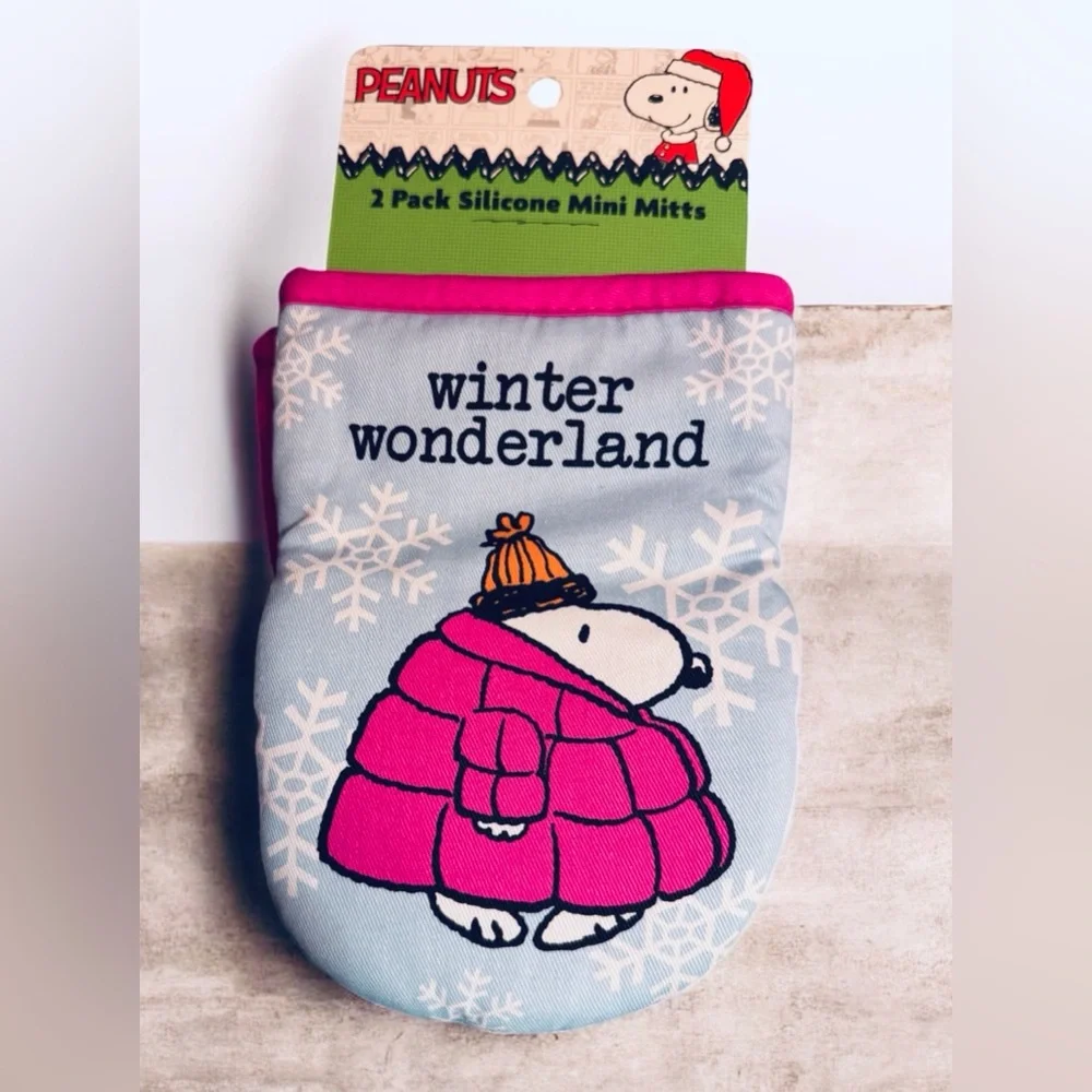 New! Peanuts Snoopy Pink Puffer Coat Jacket Winter Wonderland Oven Mitt Set